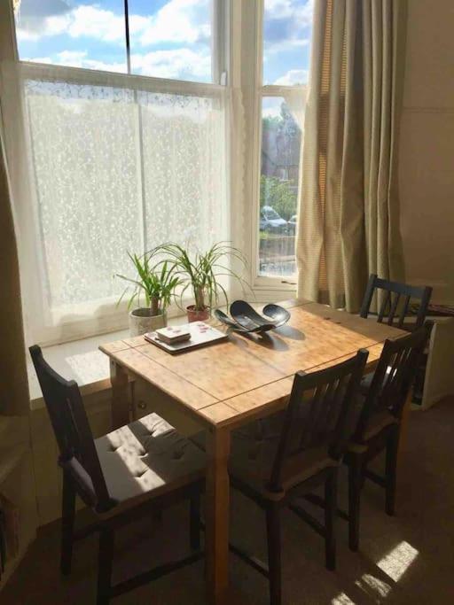Scoresby's - 2-bedroom With Parking Whitby