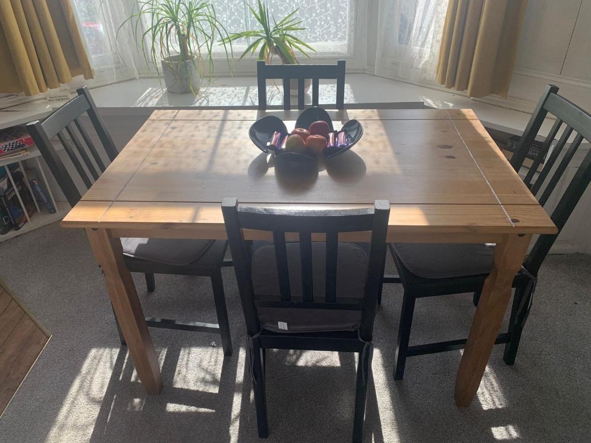 Scoresby's - 2-bedroom With Parking Apartment
